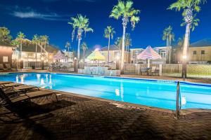 南帕诸岛南帕德里岛智选假日酒店及套房的棕榈树的夜间游泳池