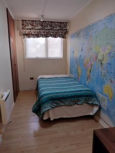 塔尔卡瓦诺Puerto Perales Talcahuano的卧室配有一张壁挂图床