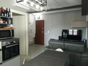 ElmasAero Apartment的厨房配有沙发、桌子和微波炉