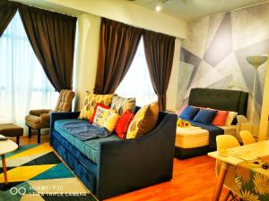 关丹HomeZz Imperium Residence Kuantan Studio Seaview的客厅配有沙发和1张床