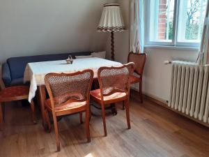莫里茨堡Ferienwohnung Erika的用餐室配有桌椅和台灯