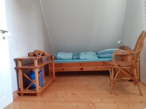 莫里茨堡Ferienwohnung Erika的一张位于带椅子和桌子的房间的床铺