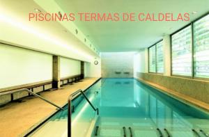 卡尔德拉斯Pensão Continental Machado的一座建筑物内的游泳池,上面有piscina termas de cal