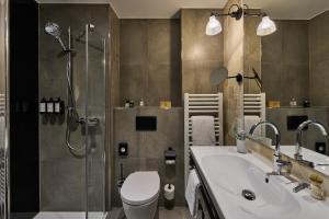哥廷根FREIgeist Homes - Serviced Apartments的带淋浴、卫生间和盥洗盆的浴室