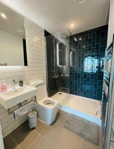 伦敦The Perfect inn的浴室配有卫生间、盥洗盆和淋浴。