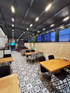 伊斯坦布尔Luxx Garden Hotel的用餐室设有桌椅和窗户。