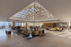 埃拉特Aria的一间设有大型玻璃天花板的客厅