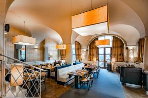 拉贝河畔乌斯季万图兹酒店的一间在房间内配有桌椅的餐厅