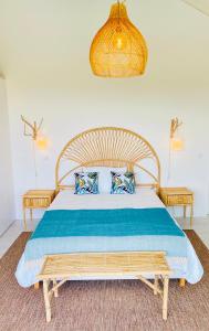 孔波尔塔Villa Possanco, Comporta beach villa的一间卧室配有一张带蓝色枕头的大床