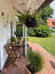 VeikvitzRuegen_Fewo 155的庭院配有桌椅和鲜花
