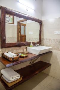 迪马普尔ili-ah ki的一间带水槽和镜子的浴室