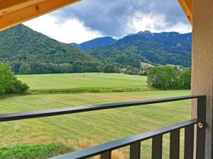 基姆高地区阿绍Ferienwohnung Bergblick Loft的阳台享有绿色田野和山脉的美景。