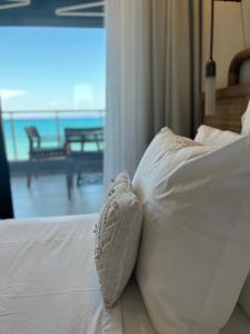 佩科霍里Adriana beach的床上的白色枕头享有海景