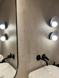 佩科霍里Adriana beach的浴室设有2个水槽和镜子