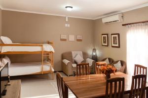 Augrabies瀑布旅馆的客厅配有双层床和桌子