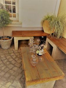圣温德尔Ferienwohnung Villa Wolke的一张木桌,上面放着两杯眼镜和鲜花