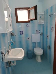 米尔泰Cozy Kalydna House的一间带水槽和卫生间的浴室
