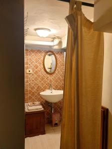 安布拉Helga's House- Una Finestra sul Borgo的一间带水槽和镜子的浴室