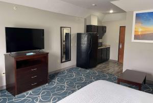 克利本克莱伯恩戴斯酒店的配有一张床和一台平面电视的酒店客房