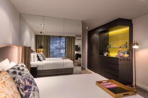 惠灵顿QT Wellington的一间酒店客房 - 带一张床和一间浴室