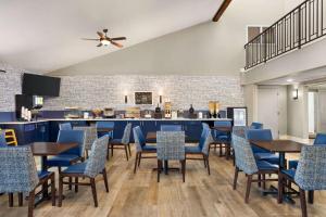 拉皮德城拉皮德城阿美瑞辛酒店的一间设有蓝色桌椅的餐厅和一间酒吧