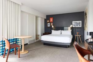 旧金山Hotel Kabuki, part of JdV by Hyatt的酒店客房配有一张床铺和一张桌子。