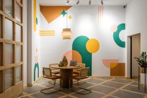 加的斯BYPILLOW La Sal的用餐室配有桌椅和彩色图画墙