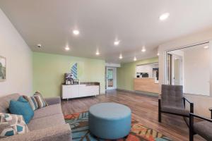 费城WoodSpring Suites Philadelphia Northeast的客厅配有沙发和桌子