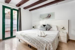 巴塞罗那Lodging Apartments Liceu 11的白色的卧室设有床和窗户