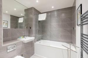 伦敦STYLISH 2 BED 2 BATH IN HIGHGATE & FREE PARKING的带浴缸、水槽和浴缸的浴室