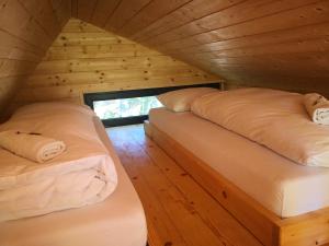 科巴里德Mountain lodge Forte Emilia的小木屋内一间卧室,配有两张床
