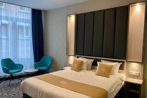 阿姆斯特丹城市中心XO酒店的酒店客房设有一张床和一个大窗户