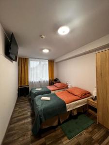 厄尔科Selment Resort的一间设有两张床和电视的房间
