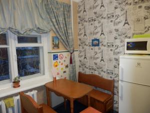 基辅俱乐部约尔旅舍的厨房配有小桌子和冰箱。