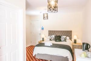 Wolsingham布朗马酒店的一间卧室配有一张床和一个吊灯