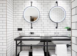 格但斯克格但斯克米亚斯托酒店的浴室设有2个水槽和2面镜子