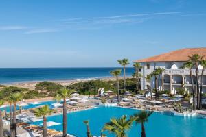 奇克拉纳－德拉弗龙特拉Iberostar Selection Andalucia Playa的享有带游泳池和海滩的度假村景色