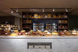 锡德Liu Resorts的面包店内装满大量食物的陈列箱