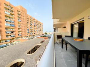 福恩吉罗拉Luxury Family Holiday Homes - Sol Playa Fuengirola的市景阳台配有桌子