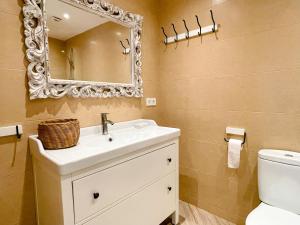 福恩吉罗拉Luxury Family Holiday Homes - Sol Playa Fuengirola的一间带水槽和镜子的浴室