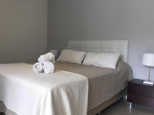 埃斯特角城Green Park的一间卧室配有一张床,上面有两条毛巾
