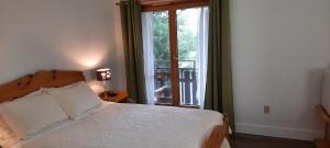 MiddletonEdelweiss Inn Nova Scotia的一间卧室设有一张床和一个大窗户