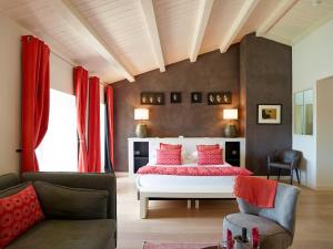圣马丹德雷Villa de L'Eclusier的一间卧室配有红色枕头的床