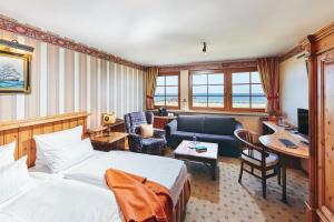 欧巴德伍斯图Moby Dick Hotel & Ferienwohnungen的酒店客房设有床和客厅。