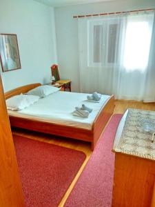 伯德古拉Apartman Podgora with beautiful sea view的一间卧室设有一张大床和一个窗户。