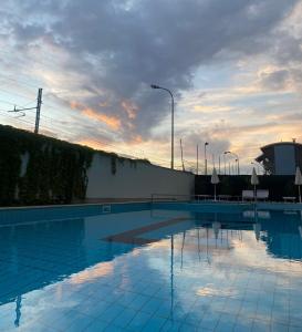 圣贝内代托-德尔特龙托Hotel Royal的一座享有日落美景的大型游泳池