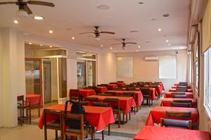 马德普拉塔努沃水平酒店的一间设有红色桌椅的用餐室