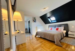 赫维兹Heviz Apart Comfort的一间卧室配有一张带红色枕头的大床