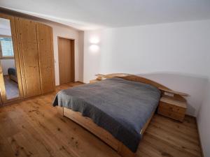 AusserbrazBurtscherhof in Braz的一间卧室配有一张大木床。