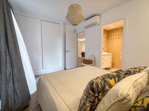 福恩吉罗拉Luxury Family Holiday Homes - Sol Playa Fuengirola的一间卧室配有一张床和一个梳妆台